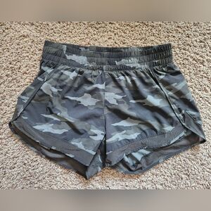 Athleta Printed Mesh Racer Run 4" Shorts Camo Size Small